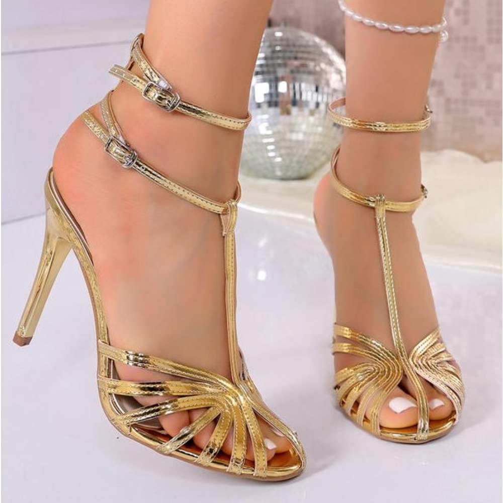 Street Fashion Rome 2026 - Sandalias de moda 2026 con tiras